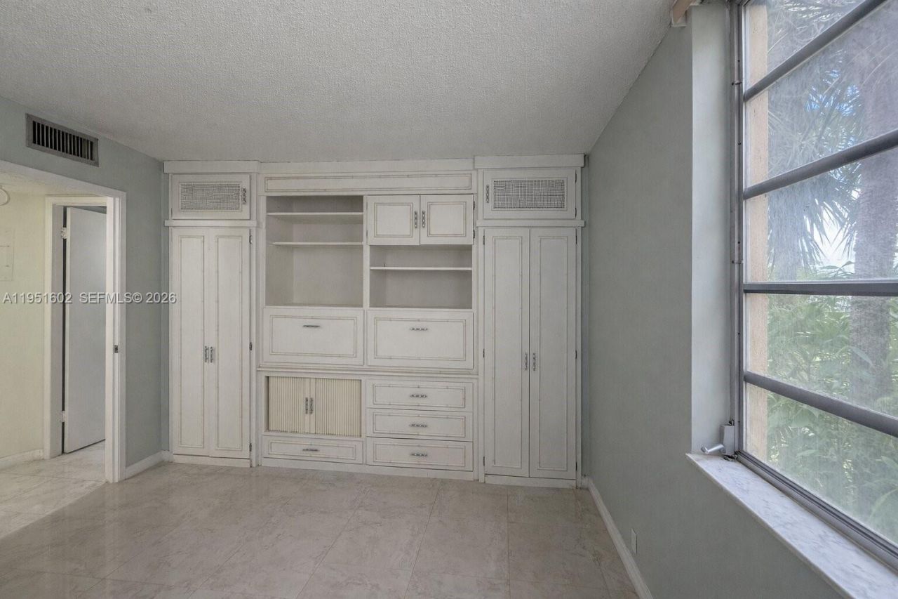 950 NE 199th St, Unit 2H, Miami, FL 33179 Photo