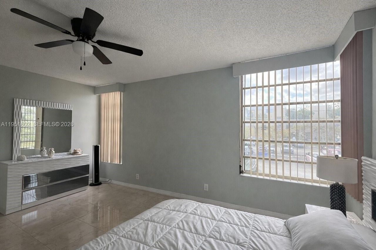 950 NE 199th St, Unit 2H, Miami, FL 33179 Photo