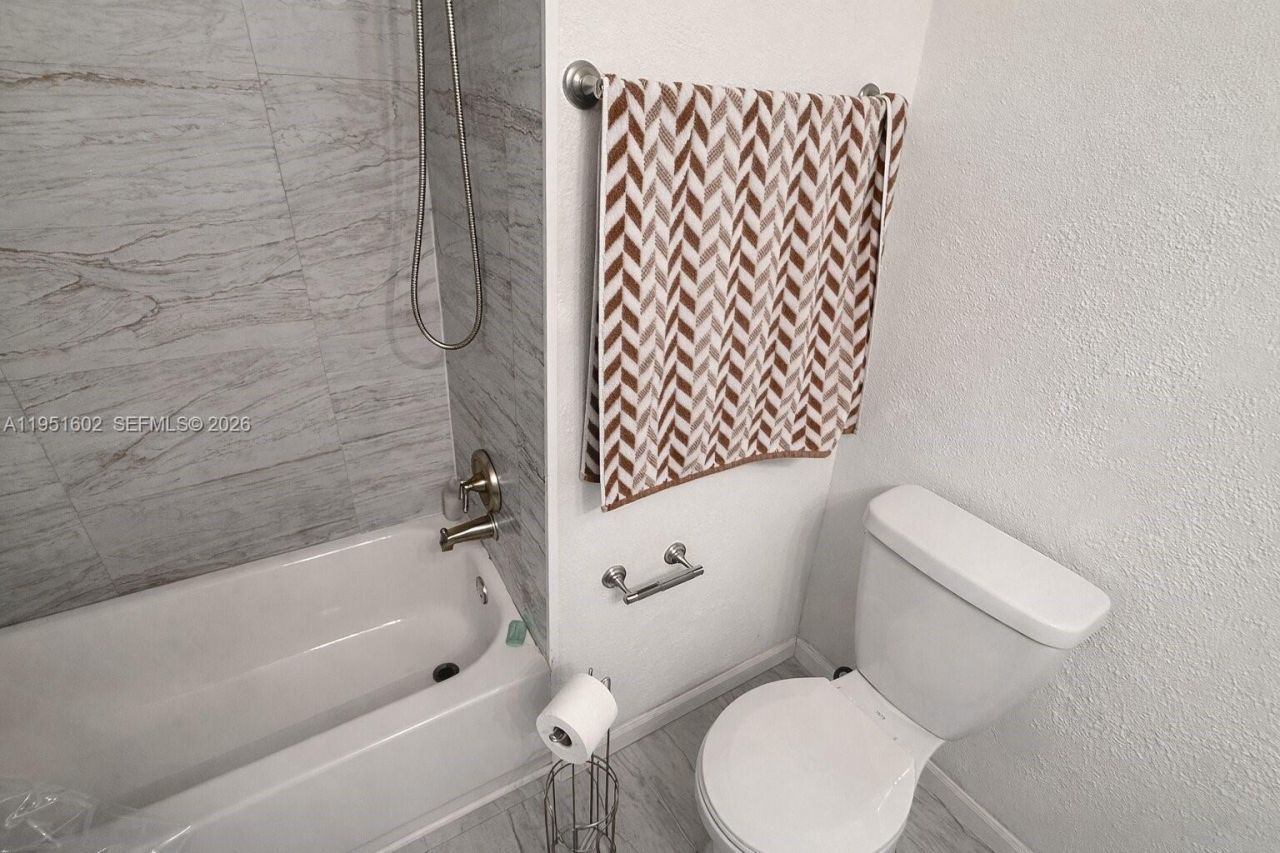 950 NE 199th St, Unit 2H, Miami, FL 33179 Photo