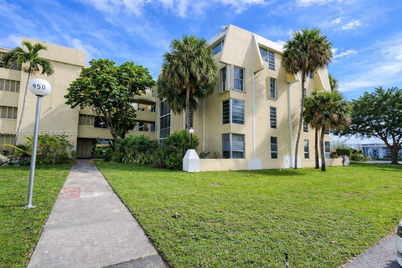 950 NE 199th St, Unit 2H, Miami, FL 33179 Photo
