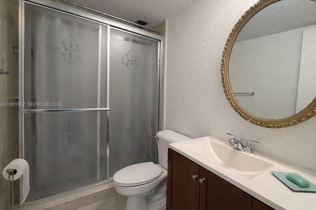 950 NE 199th St, Unit 2H, Miami, FL 33179 Photo