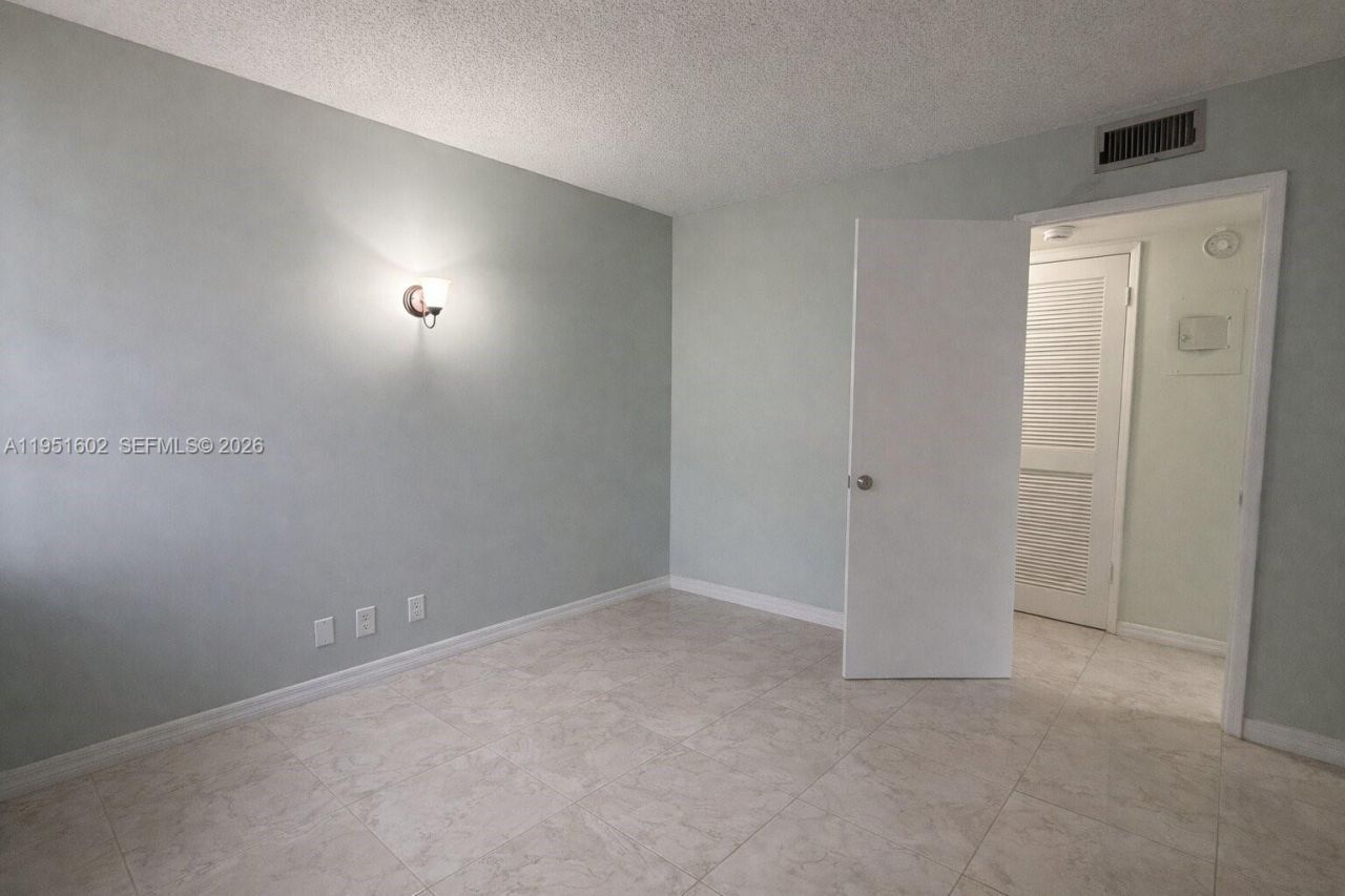 950 NE 199th St, Unit 2H, Miami, FL 33179 Photo