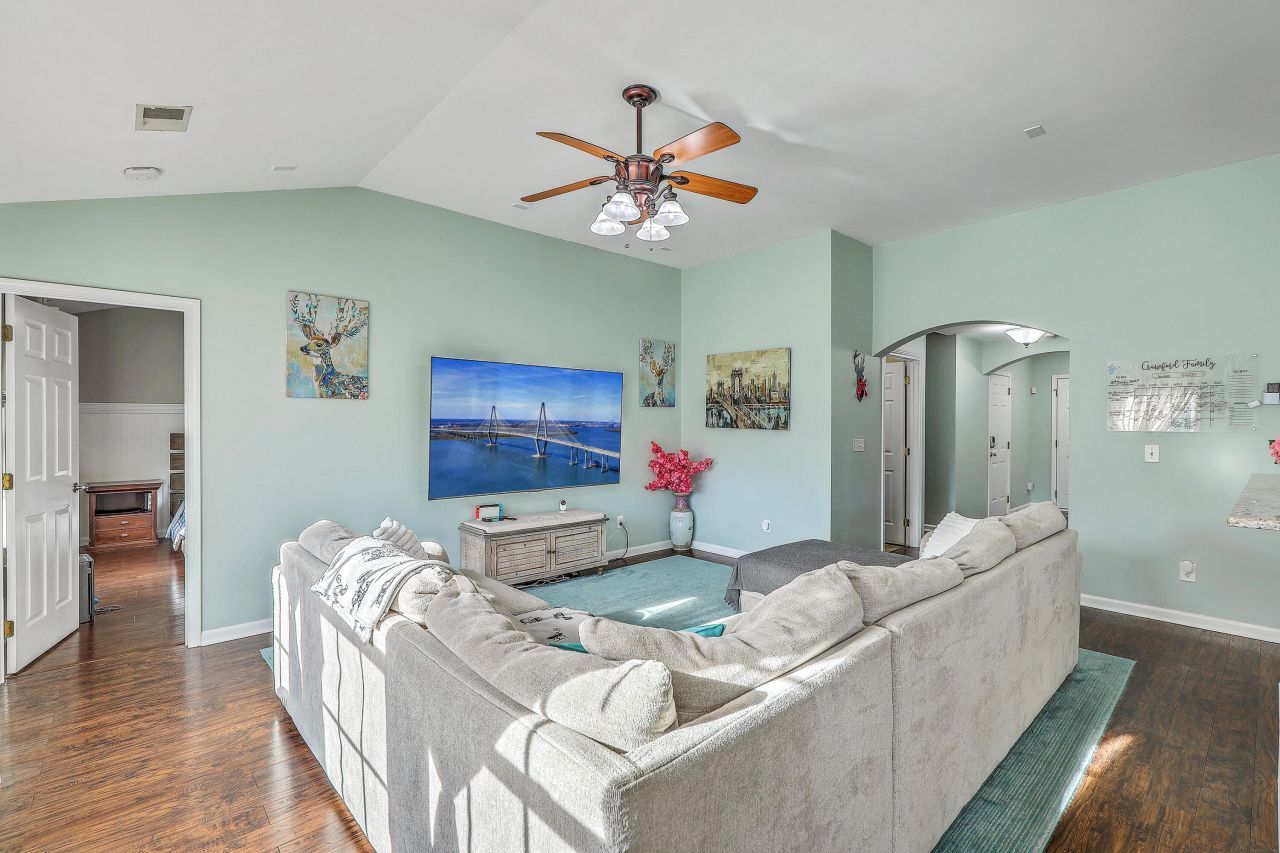 214 Goldfinch Lane Photo 6