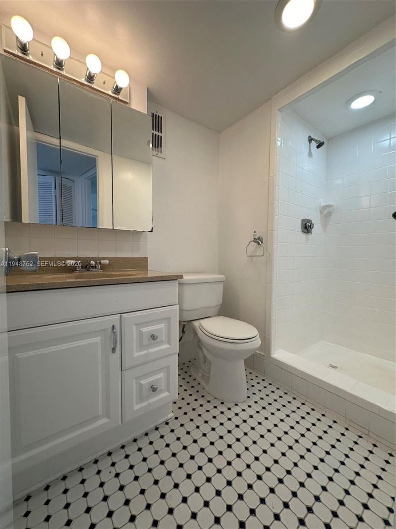 500 Executive Center Dr , Unit 2N, West Palm Beach, FL 33401 Photo