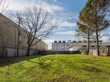 1725 N Prairie Avenue, Dallas, TX 75204