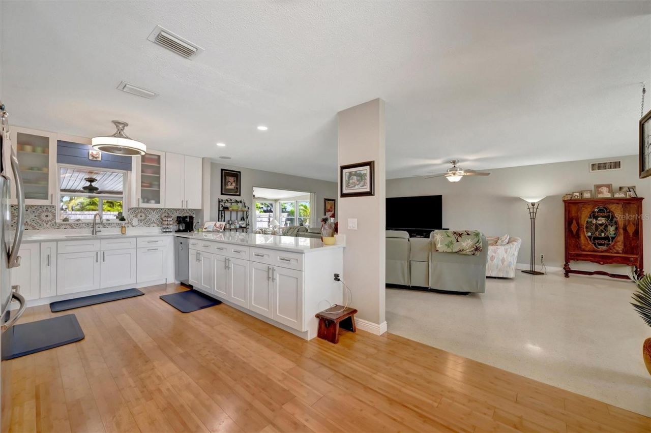 5918 8th Avenue Drive W, Bradenton, FL 34209 Photo