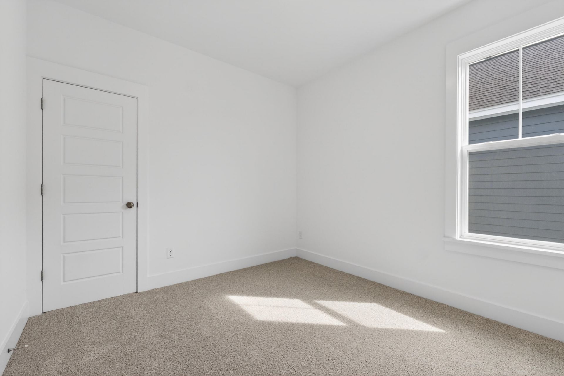 745 Blueway Avenue Photo 16