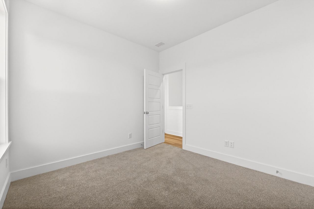 745 Blueway Avenue Photo 18