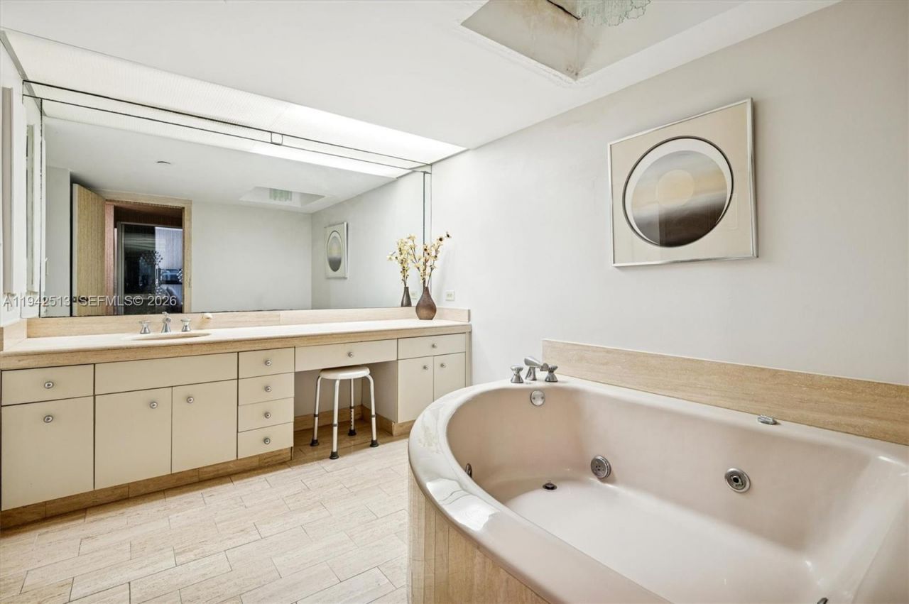 19707 Turnberry Way, Unit 14F, Aventura, FL 33180 Photo