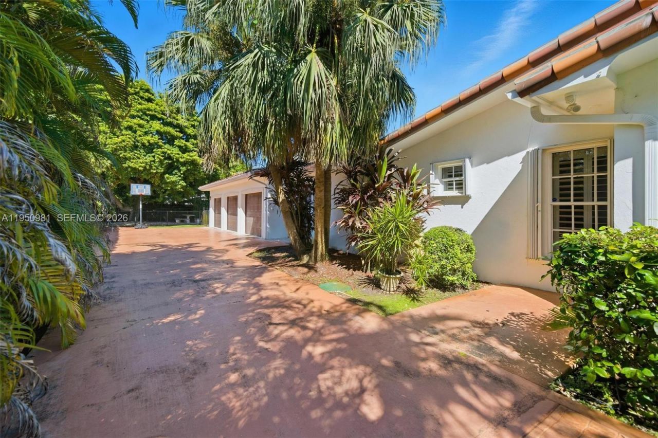 6801 SW 126th Ter, Pinecrest, FL 33156 Photo