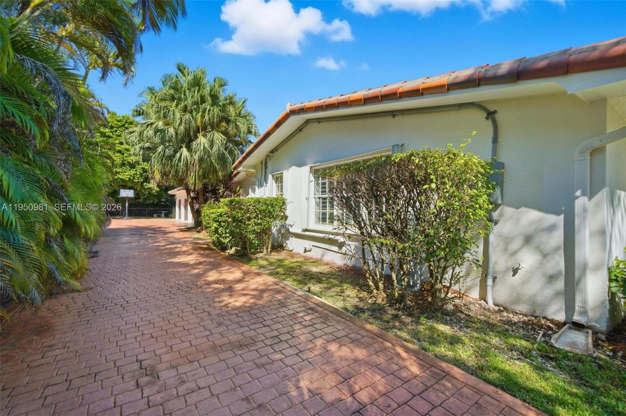 6801 SW 126th Ter, Pinecrest, FL 33156 Photo