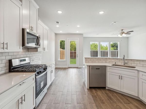 552 Hutchinson Lane, Lewisville, TX 75077