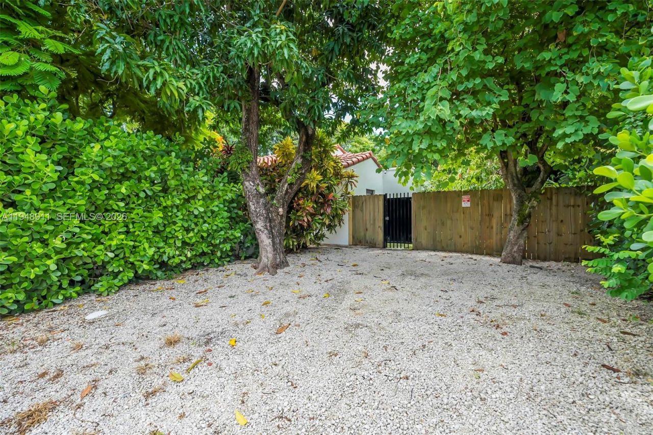 870 NE 82nd St, Miami, FL 33138 Photo