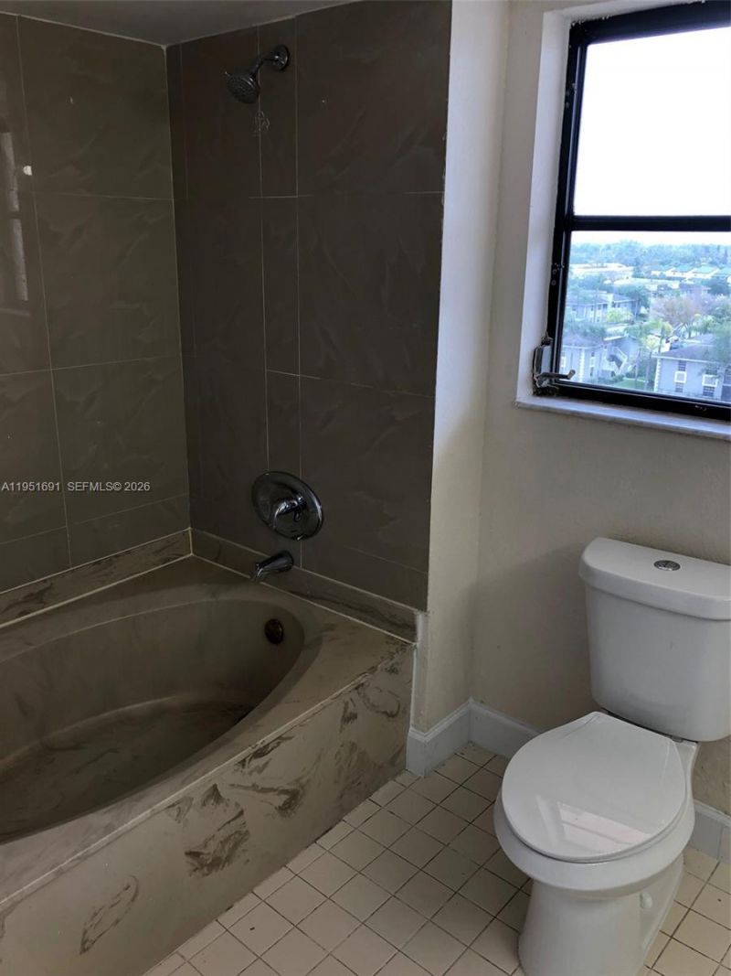 20840 San Simeon Way , Unit 702, Miami, FL 33179 Photo