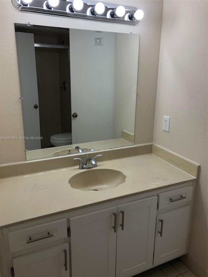 20840 San Simeon Way , Unit 702, Miami, FL 33179 Photo