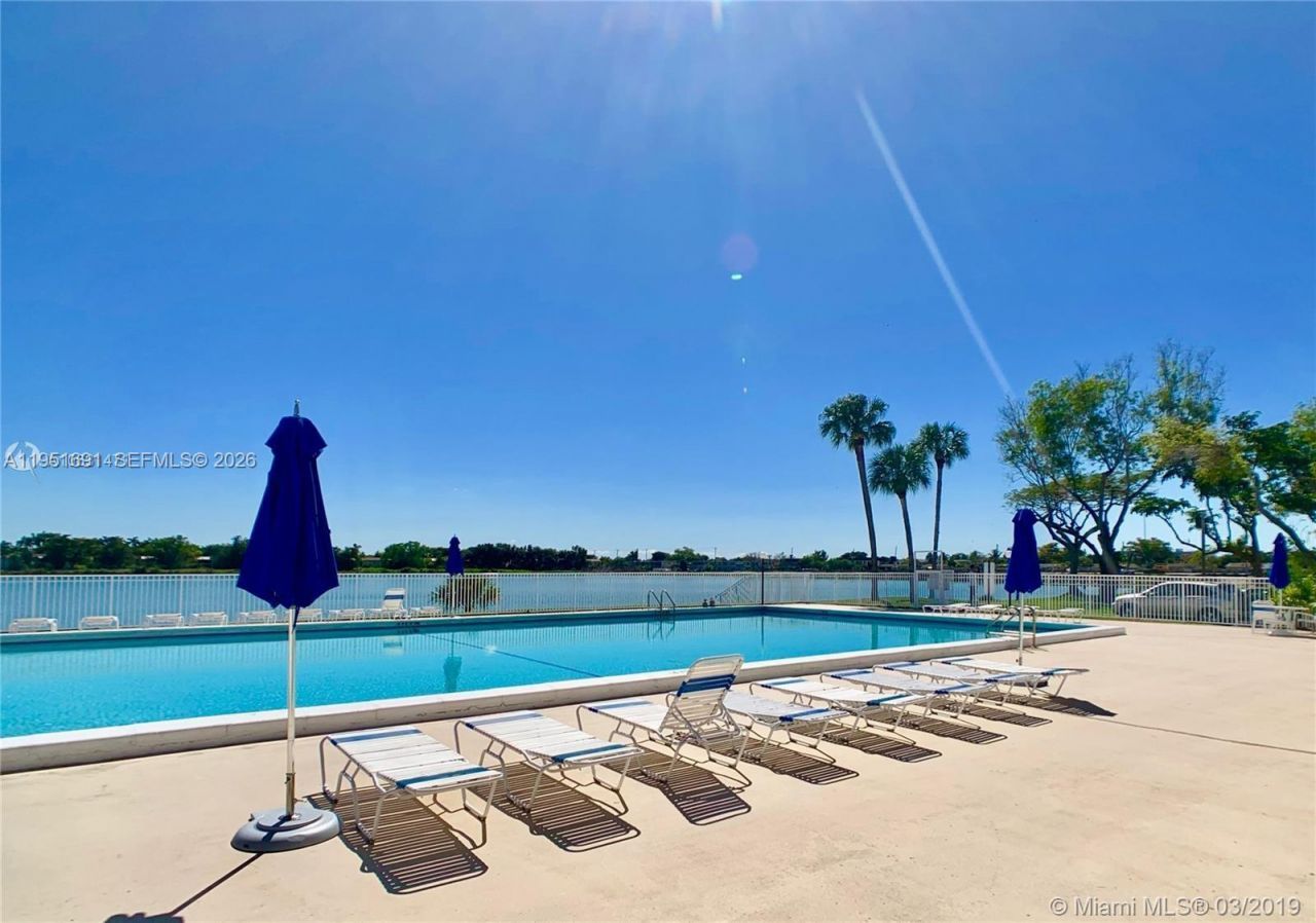 20840 San Simeon Way , Unit 702, Miami, FL 33179 Photo