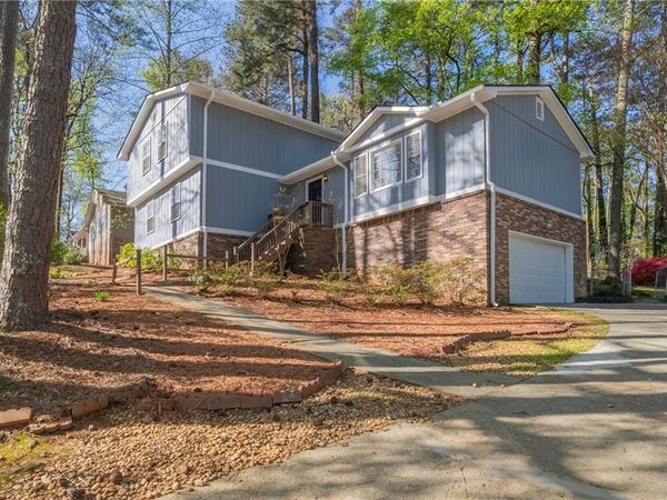 215 Hauteur Place SW, Lilburn, GA 30047