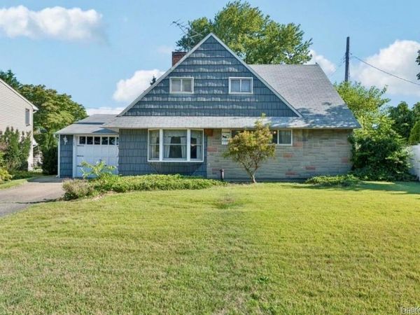 107 Ball Park Lane, Hicksville, NY 11801