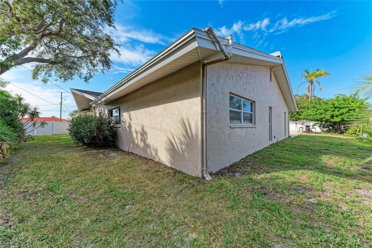 411 Harbor View Lane, Largo, FL 33770 Photo