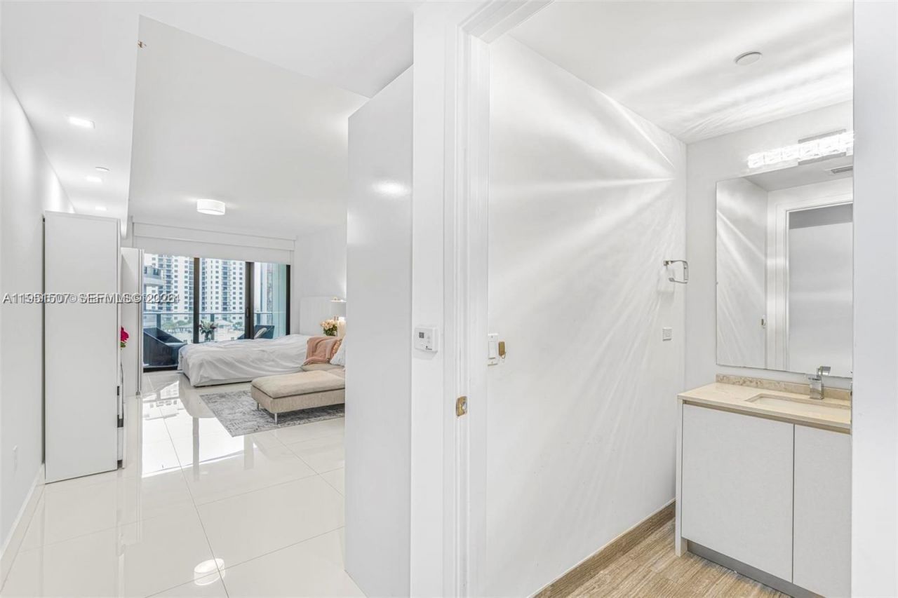 1010 Brickell Ave, Unit 1710, Miami, FL 33131 Photo