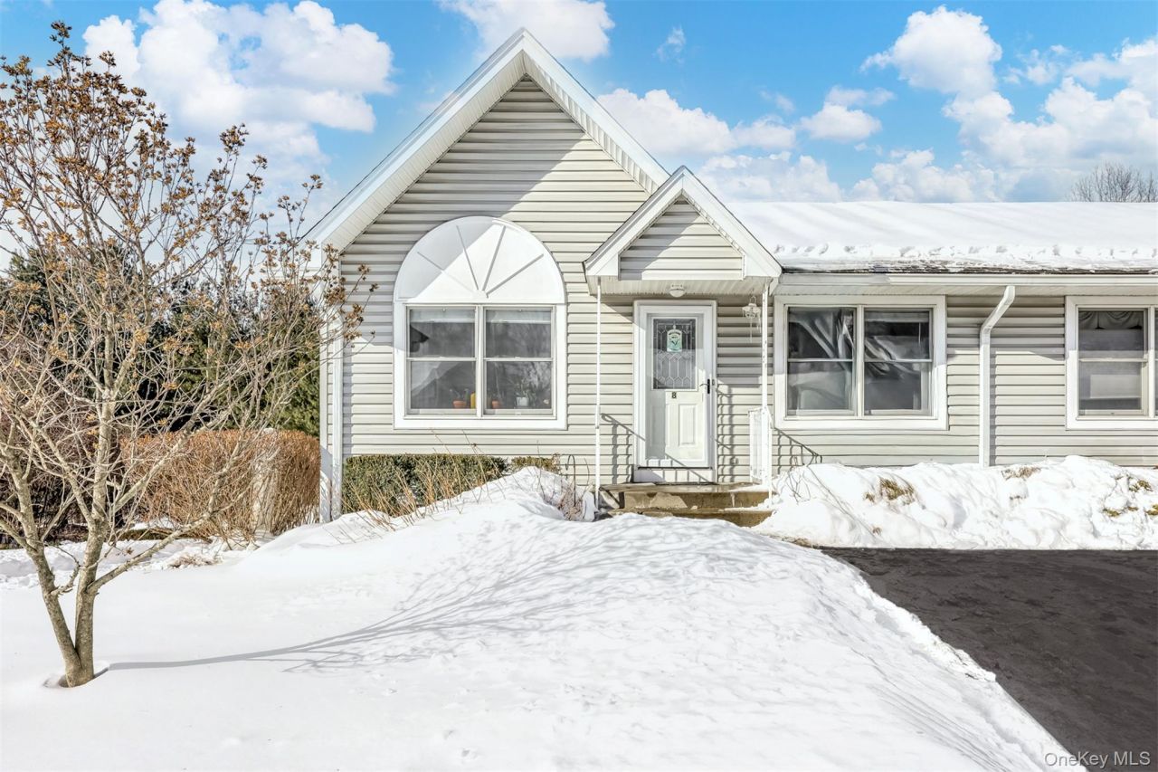 8 Windsor Circle, New City, NY 10956 Main Photo