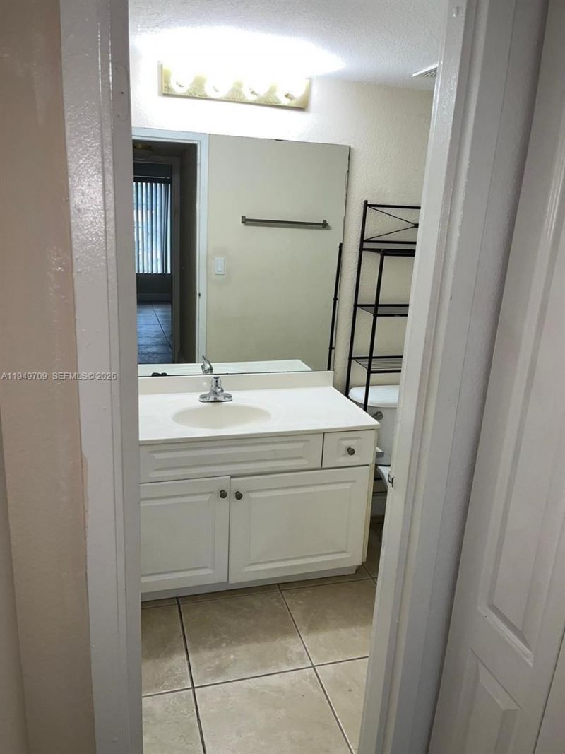 5221 Geneva Way, Unit 302, Doral, FL 33166 Photo