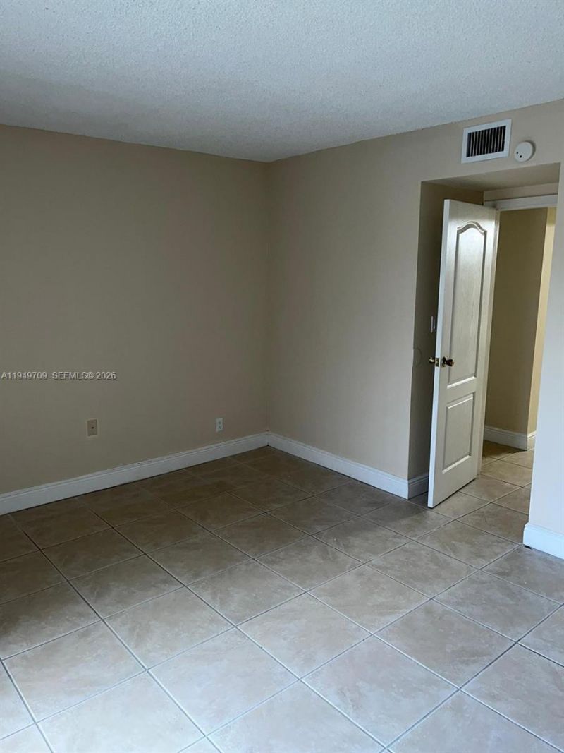 5221 Geneva Way, Unit 302, Doral, FL 33166 Photo