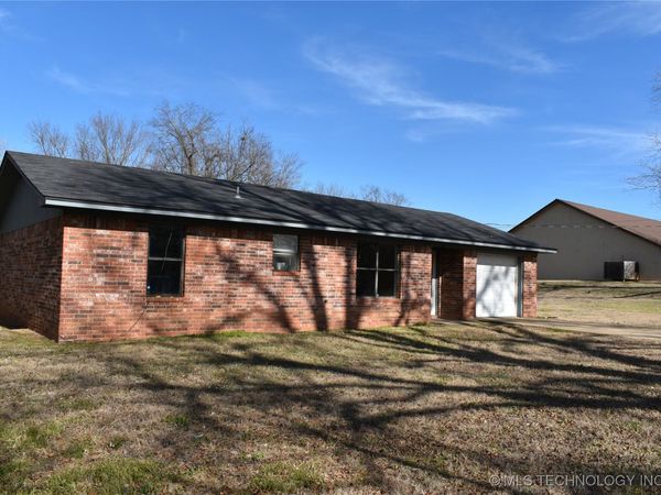 1408 Kiamichi Street , Hugo, OK 74743