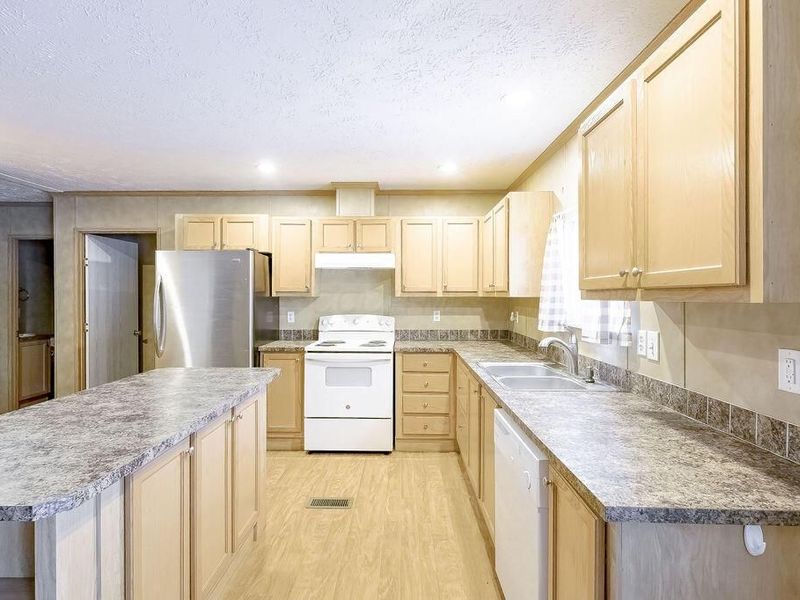 17921 E Shady Lane, Butler, OH 44822 Photo 8