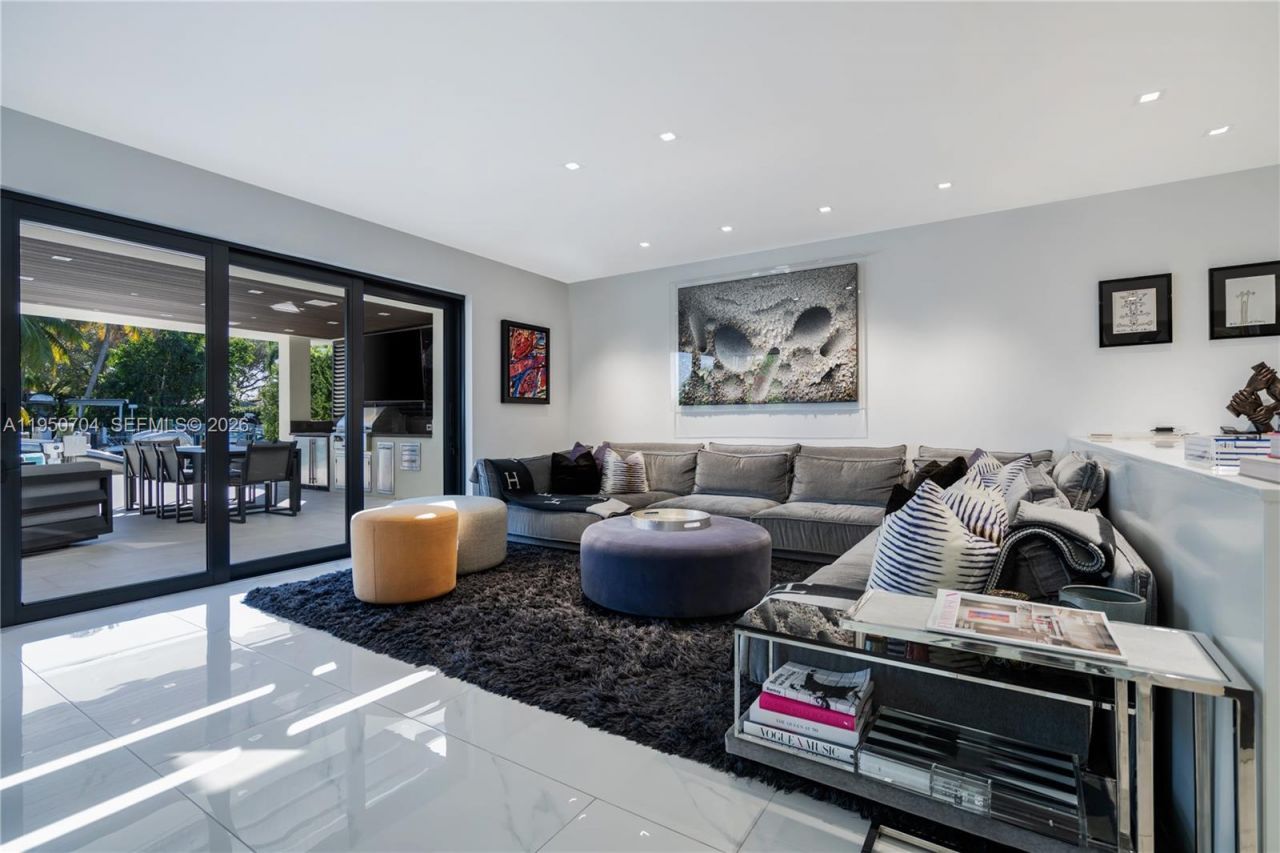 2370 Bayview Ln, North Miami, FL 33181 Photo