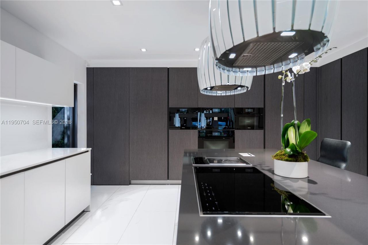 2370 Bayview Ln, North Miami, FL 33181 Photo