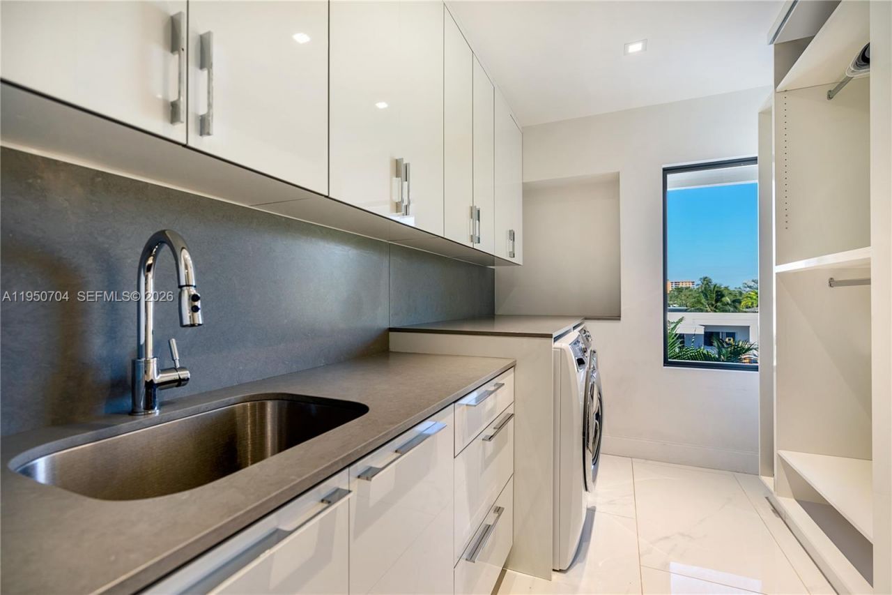 2370 Bayview Ln, North Miami, FL 33181 Photo