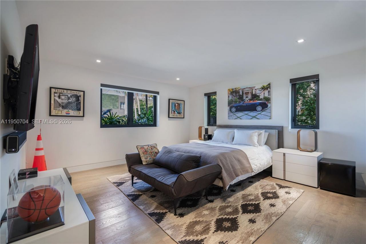 2370 Bayview Ln, North Miami, FL 33181 Photo