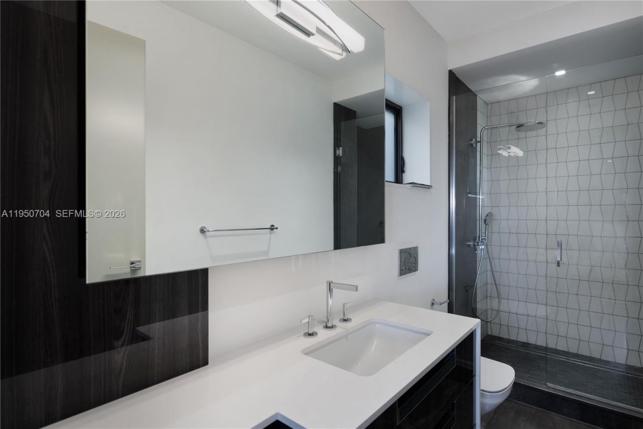 2370 Bayview Ln, North Miami, FL 33181 Photo