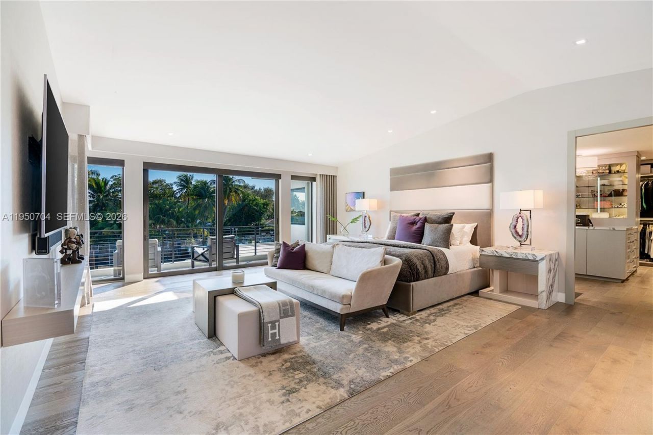 2370 Bayview Ln, North Miami, FL 33181 Photo