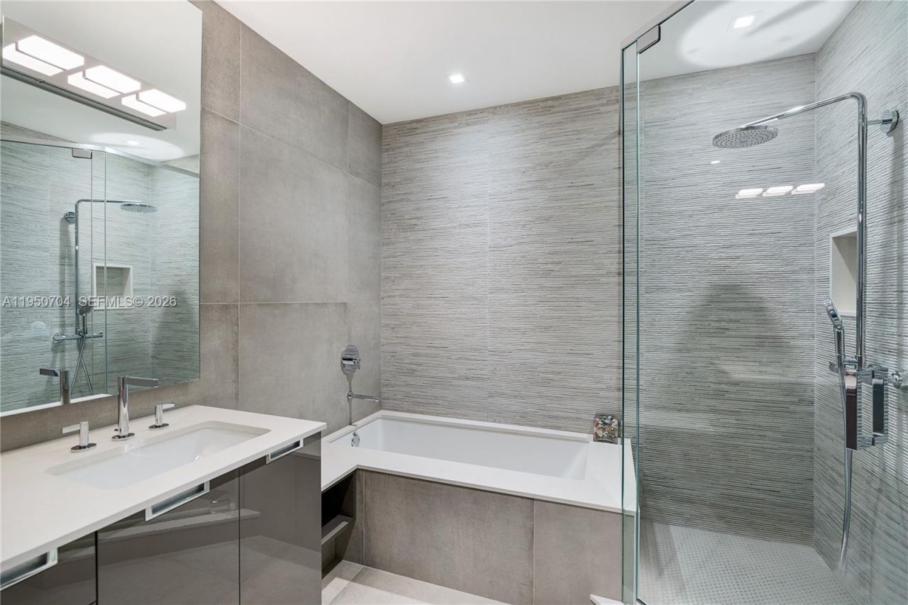 2370 Bayview Ln, North Miami, FL 33181 Photo