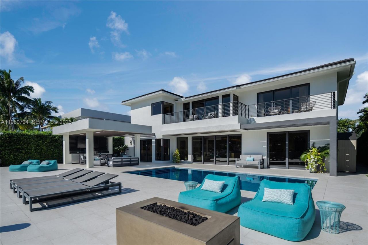 2370 Bayview Ln, North Miami, FL 33181 Photo