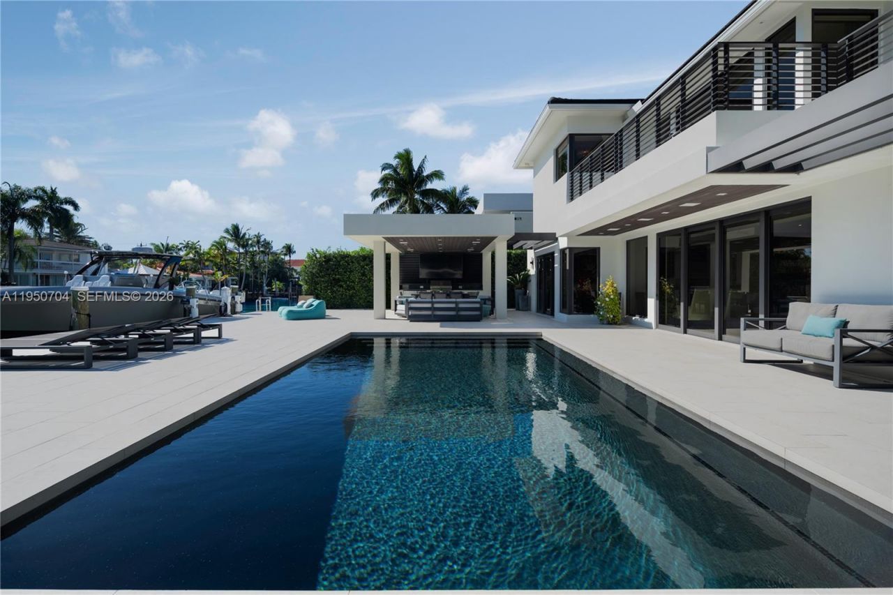 2370 Bayview Ln, North Miami, FL 33181 Photo