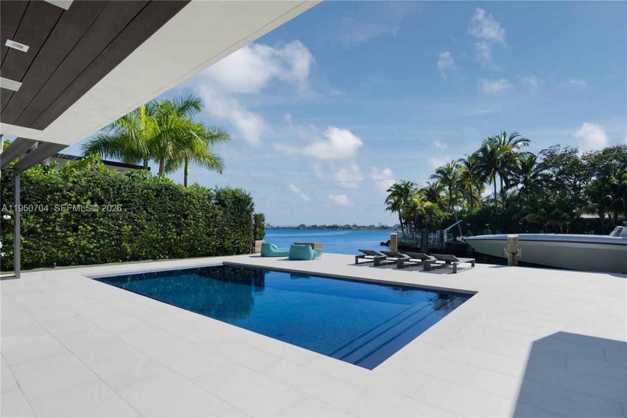 2370 Bayview Ln, North Miami, FL 33181 Photo