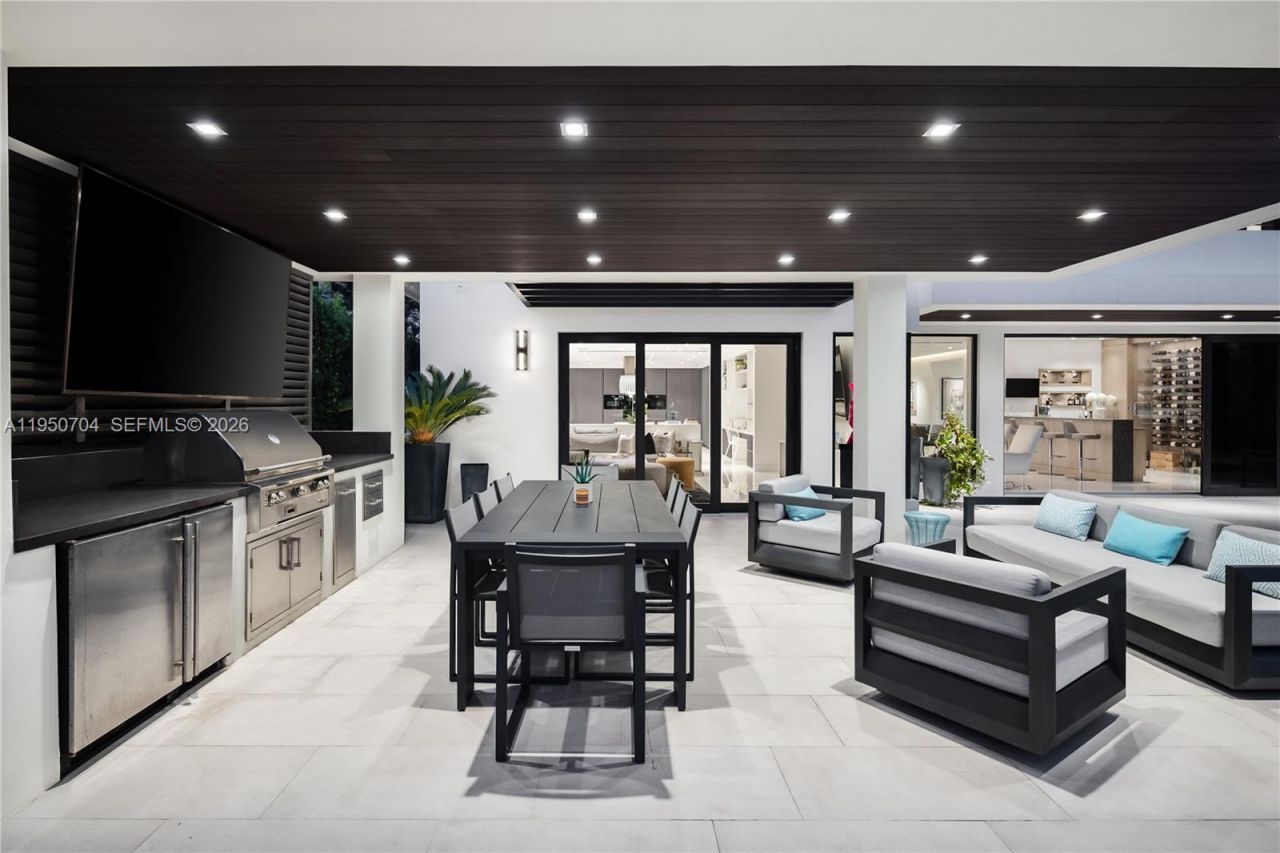 2370 Bayview Ln, North Miami, FL 33181 Photo