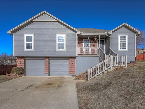 18404 E Blackhawk Trail, Independence, MO 64056