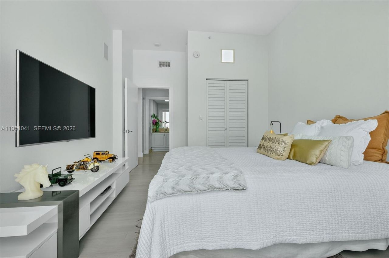 1155 Brickell Bay Dr, Unit PH210, Miami, FL 33131 Photo