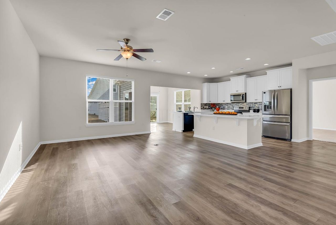 924 Sorano St. Photo 11