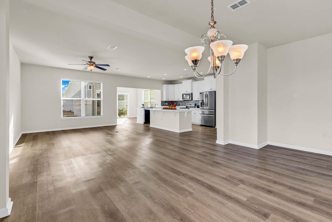 924 Sorano St. Photo 12