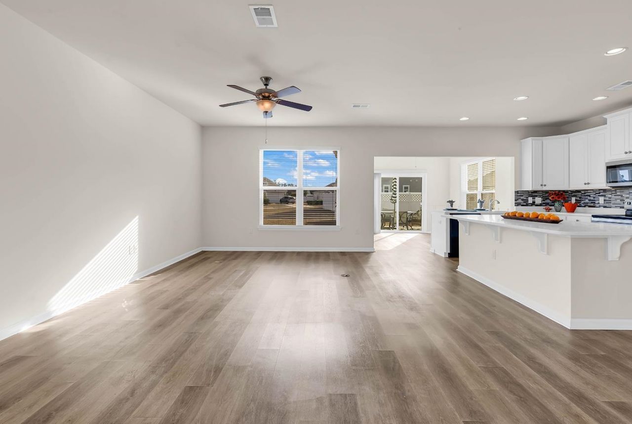 924 Sorano St. Photo 13