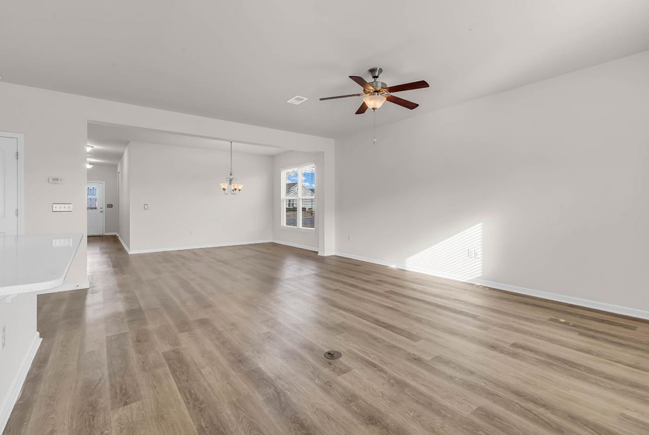 924 Sorano St. Photo 14