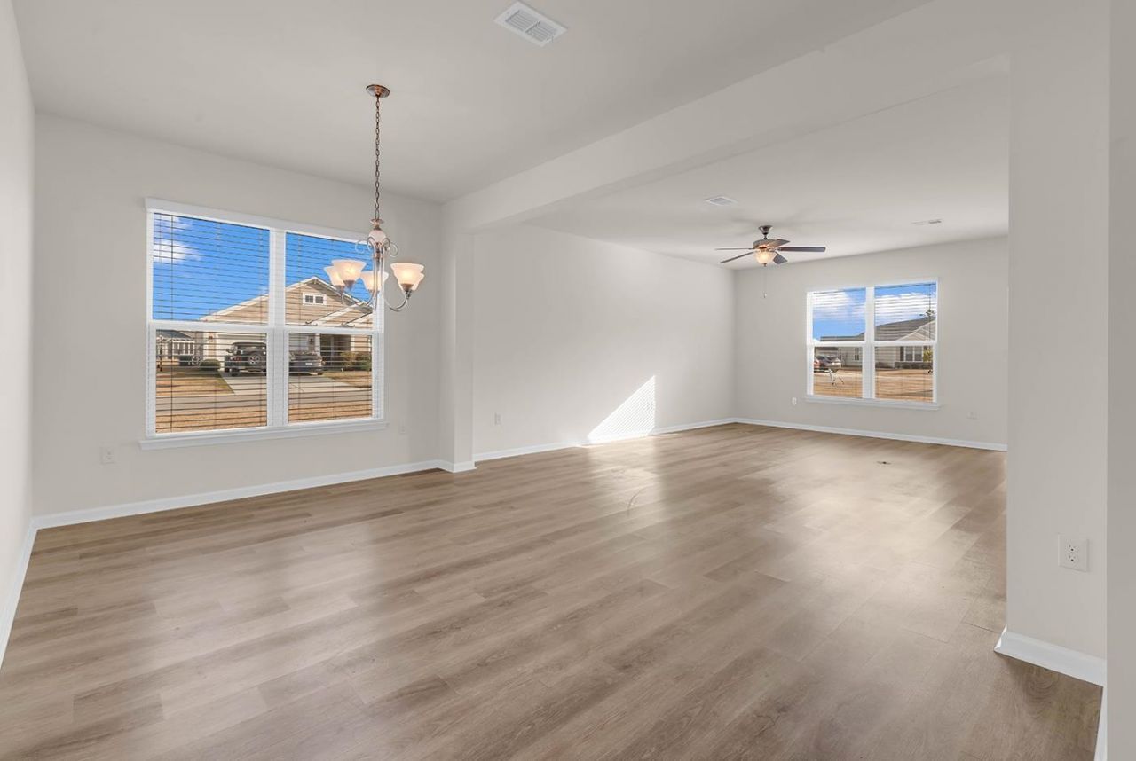 924 Sorano St. Photo 16