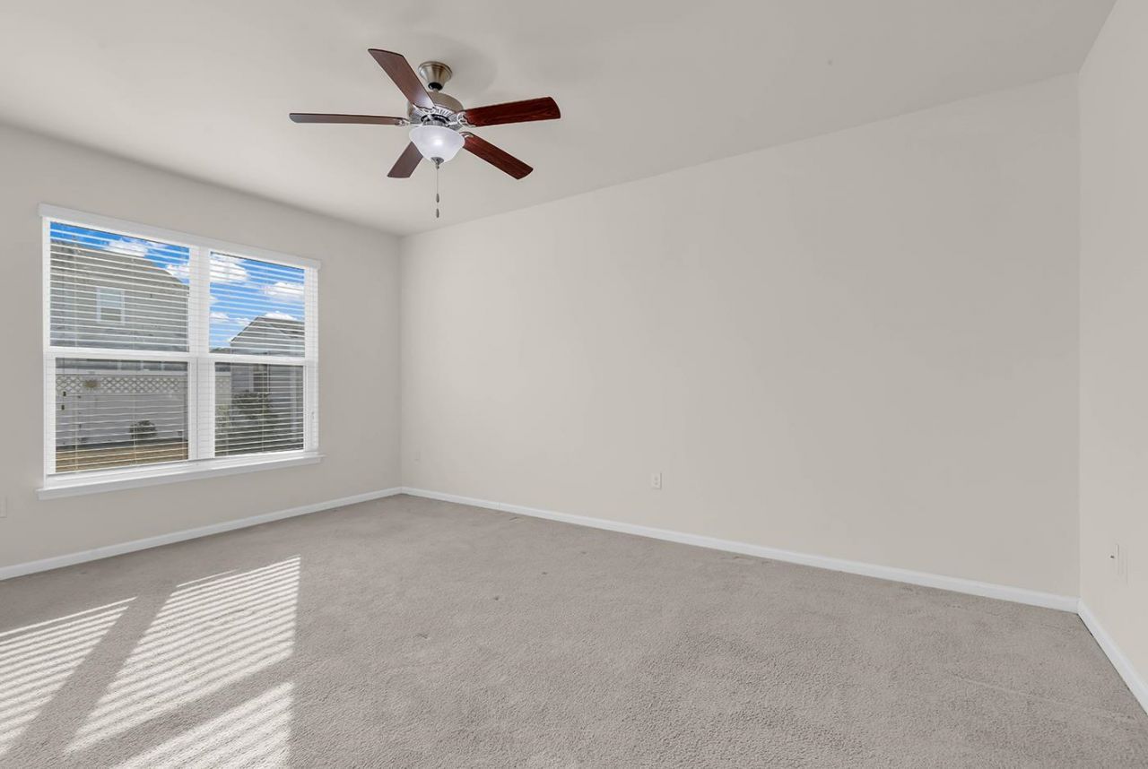 924 Sorano St. Photo 20