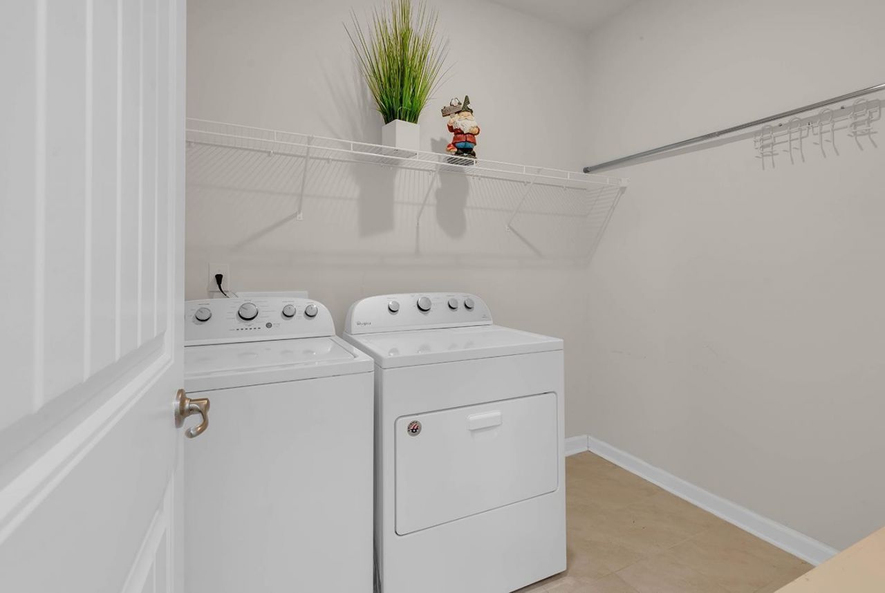 924 Sorano St. Photo 23