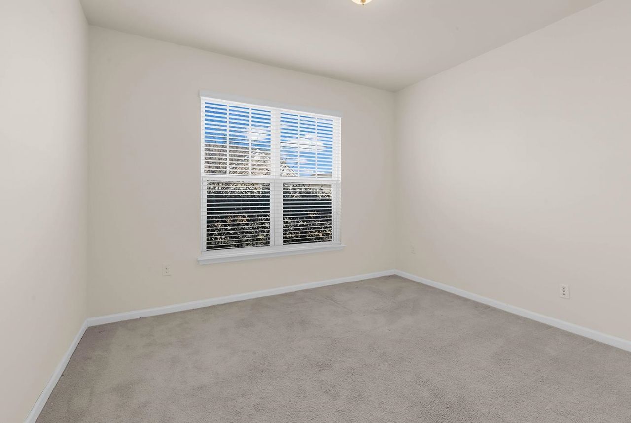 924 Sorano St. Photo 24